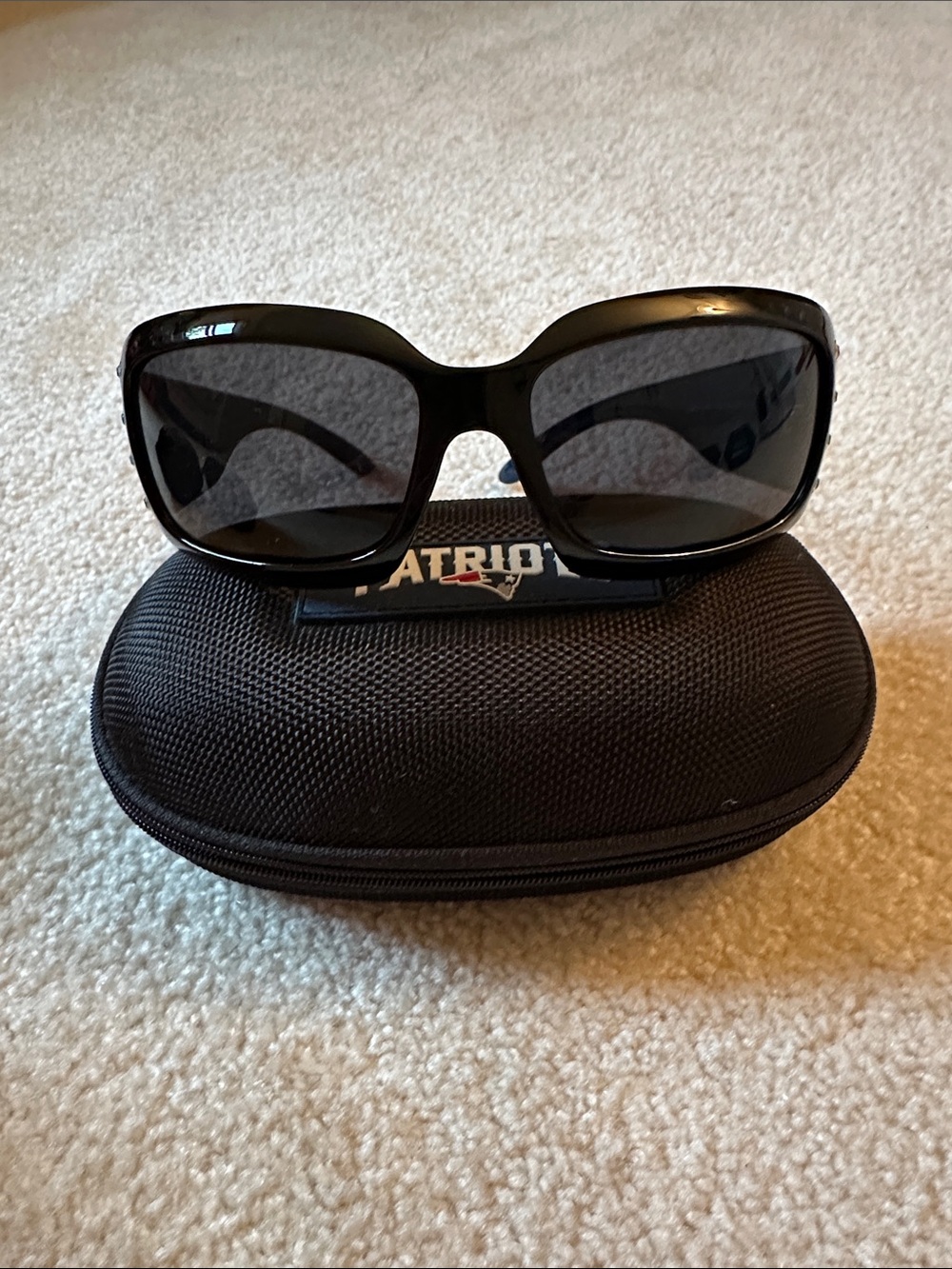 Classic Black Women's Oversized Sunglasses - New England Patriots with cases